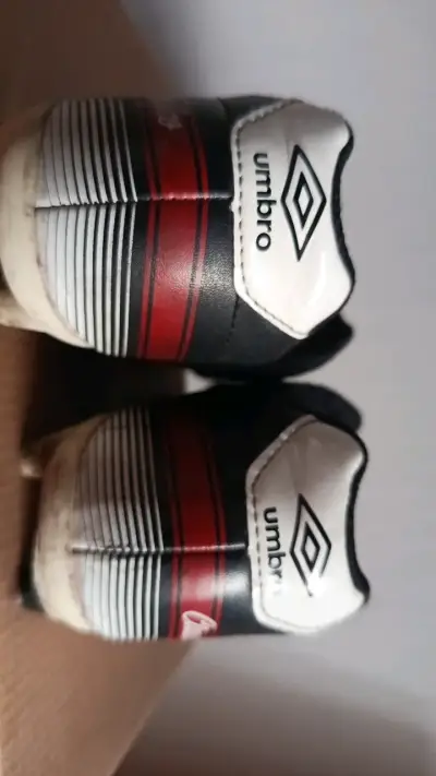 Zapatos de fútbol Umbro negros con tacos - miniatura 3