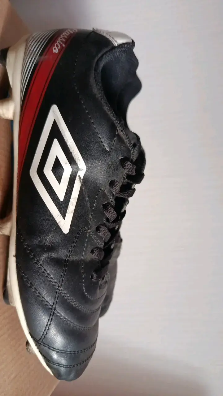 Zapatos de fútbol Umbro negros con tacos - 4