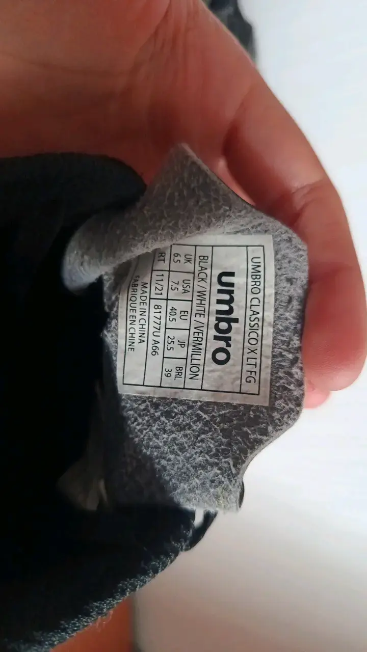 Zapatos de fútbol Umbro negros con tacos - 5