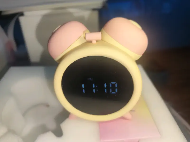 Reloj despertador digital Naughty Clock con diseño kawaii - 2