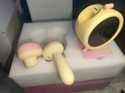 Reloj despertador digital Naughty Clock con diseño kawaii - miniatura 3