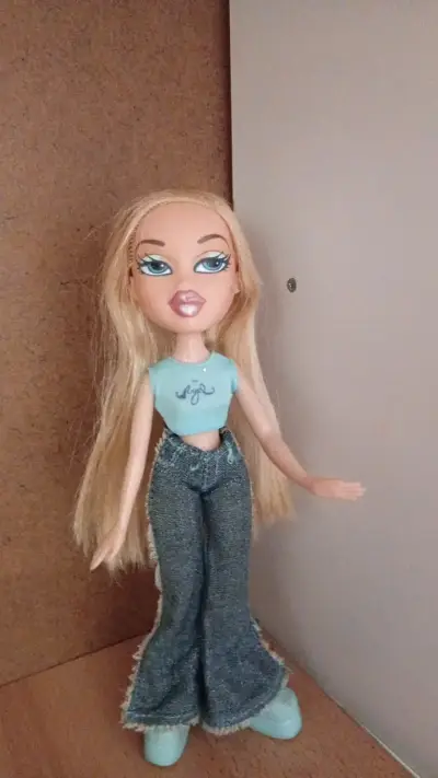 Muñeca Bratz rubia con ropa de moda - miniatura 1