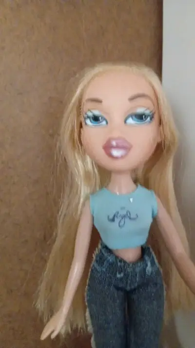Muñeca Bratz rubia con ropa de moda - miniatura 3