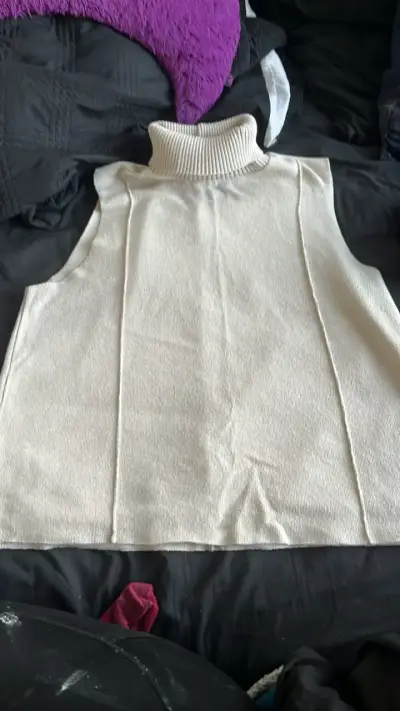 Chaleco sin mangas beige con cuello alto - miniatura 1