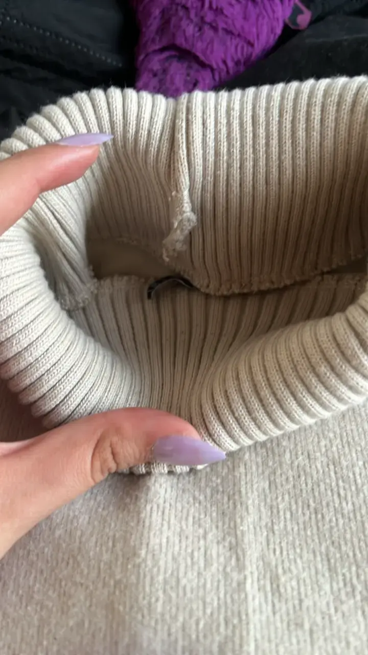 Chaleco sin mangas beige con cuello alto - 2