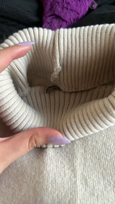Chaleco sin mangas beige con cuello alto - miniatura 2