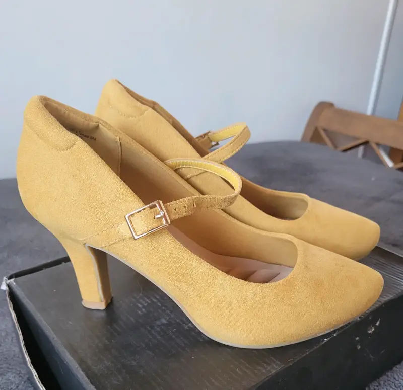 Zapatos de tacón amarillo con hebilla - 1