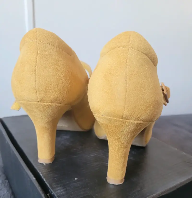Zapatos de tacón amarillo con hebilla - 2