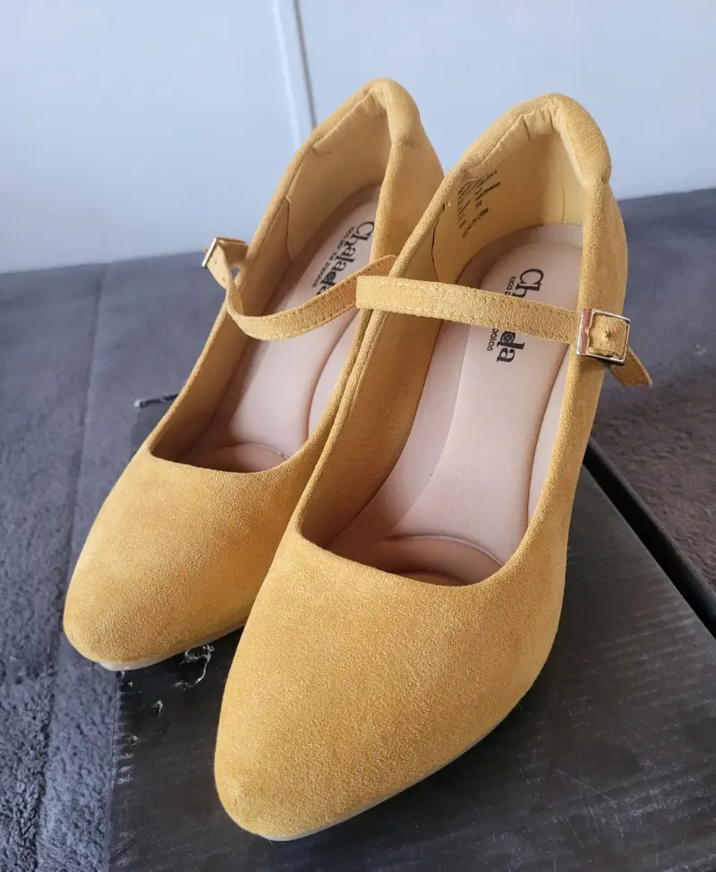 Zapatos de tacón amarillo con hebilla - 4