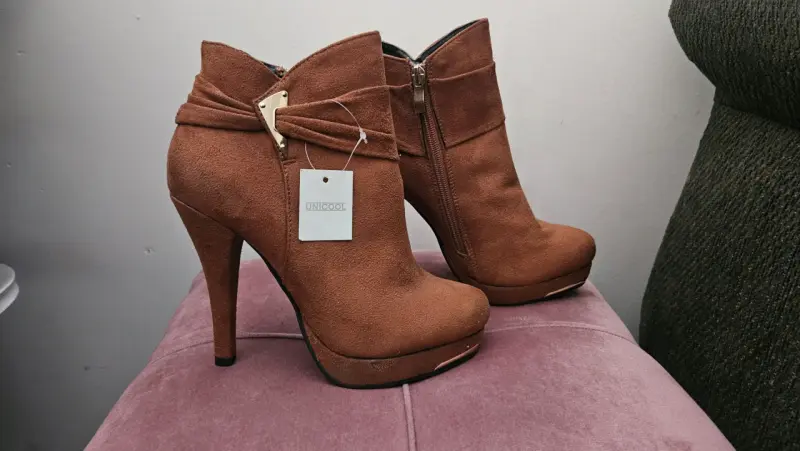 Botines de tacón alto marrón Unicool
