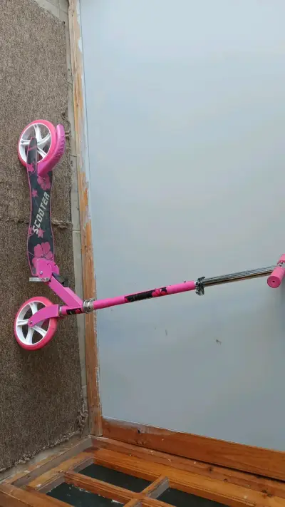Scooter infantil rosa con diseño floral - miniatura 1