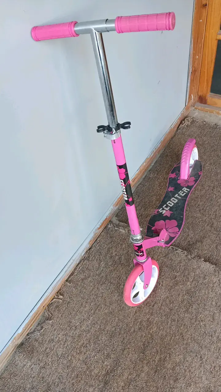 Scooter infantil rosa con diseño floral - 2