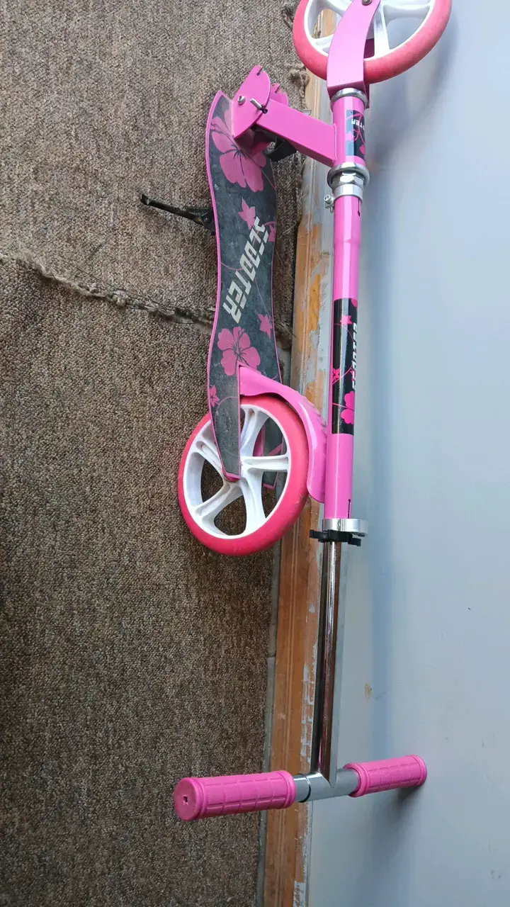 Scooter infantil rosa con diseño floral - 3