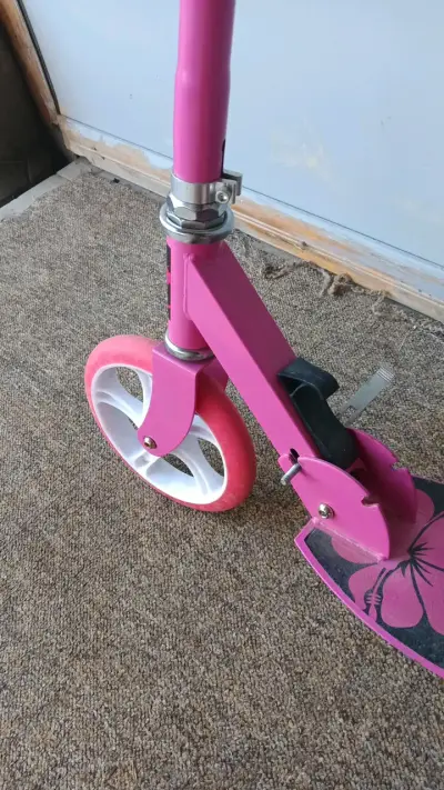 Scooter infantil rosa con diseño floral - miniatura 5