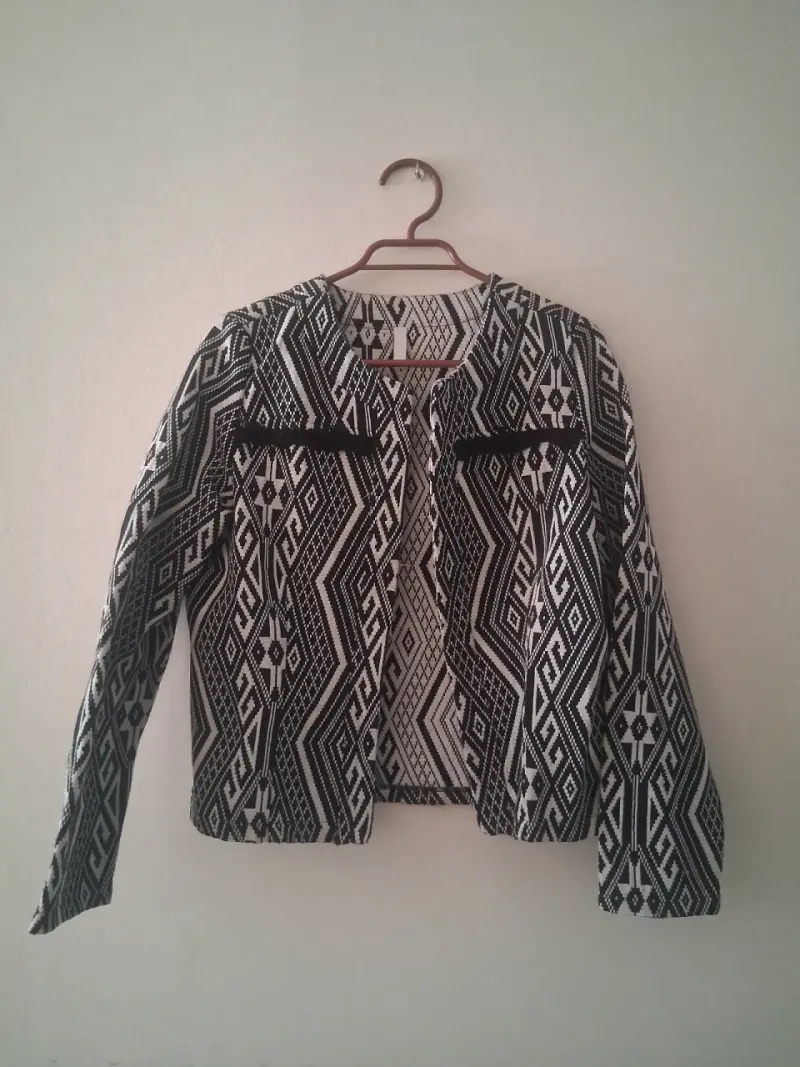 Chaqueta de mujer, diseño geométrico en blanco y - 1