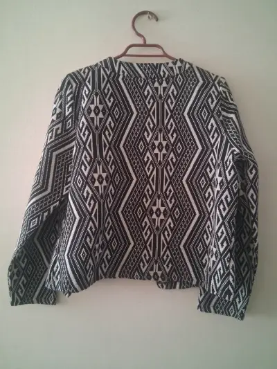 Chaqueta de mujer, diseño geométrico en blanco y - miniatura 2