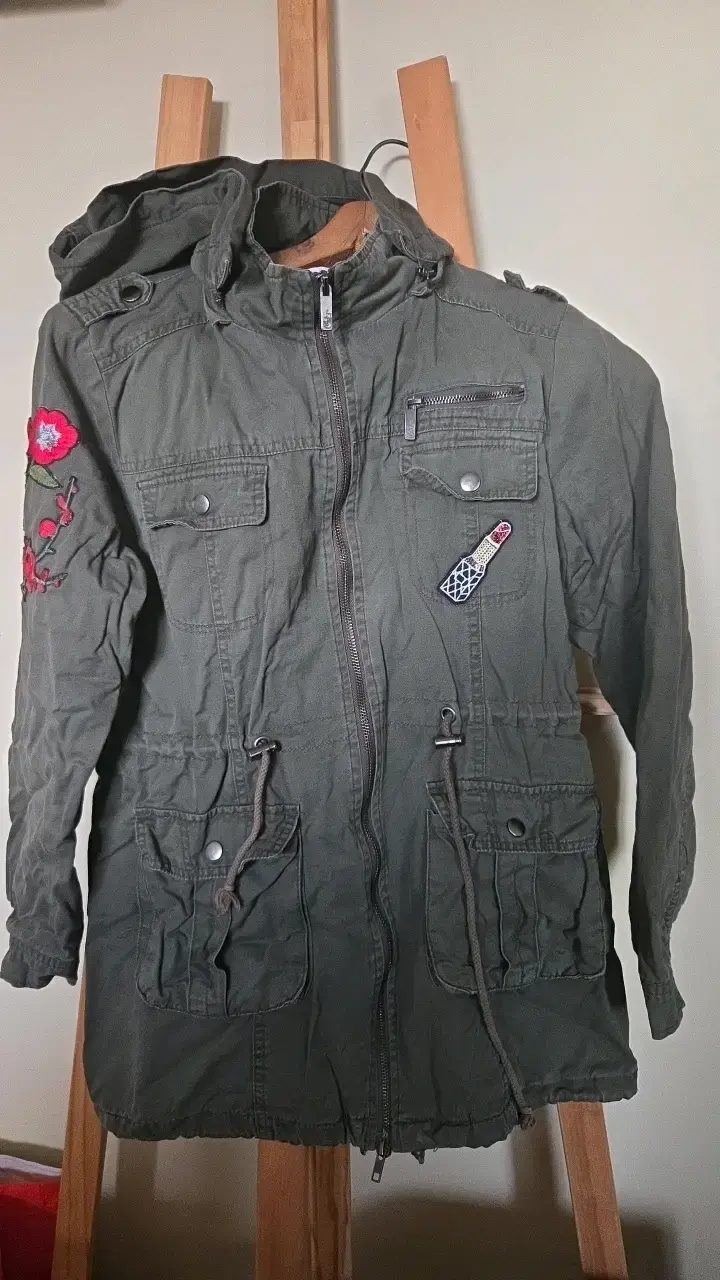Parka verde con bordados florales - 1