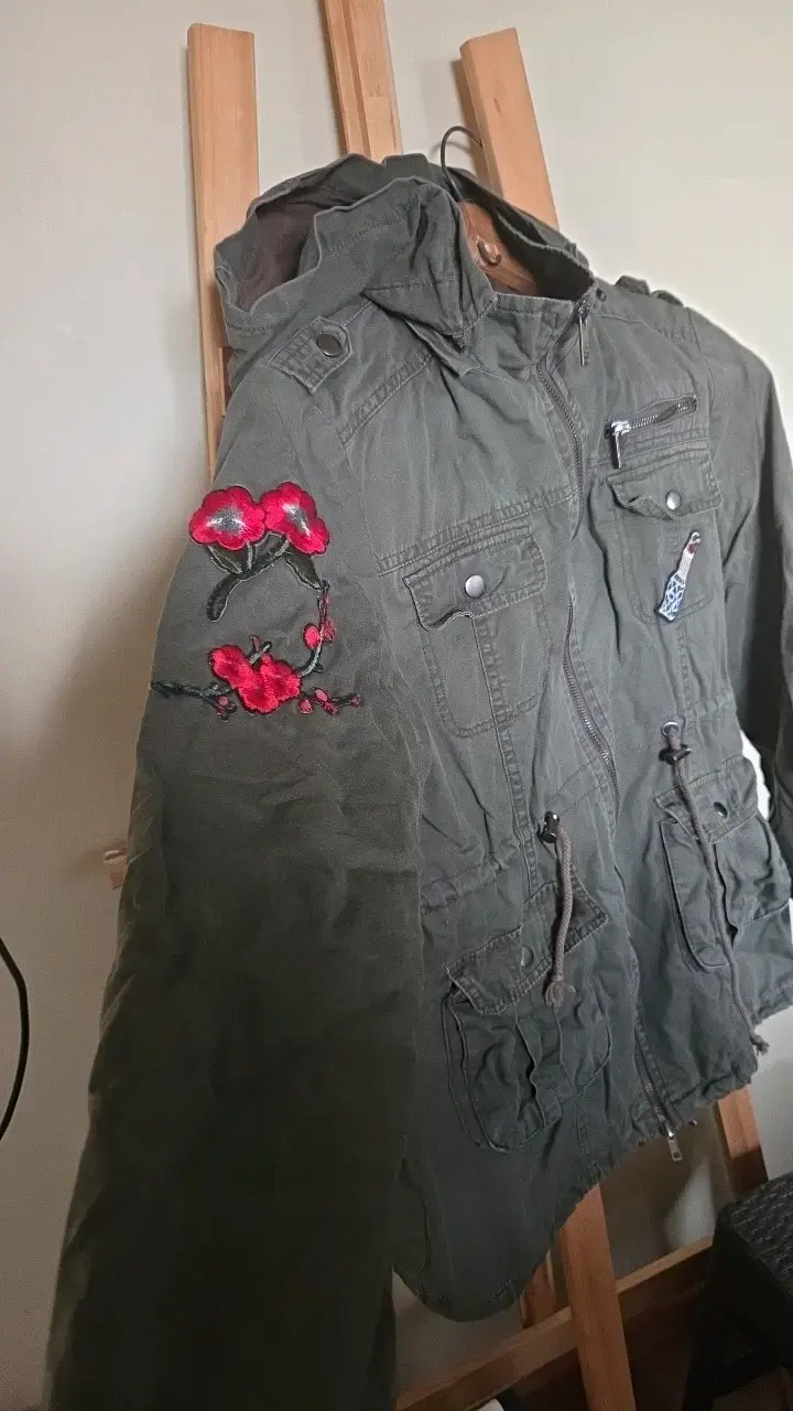 Parka verde con bordados florales - 2