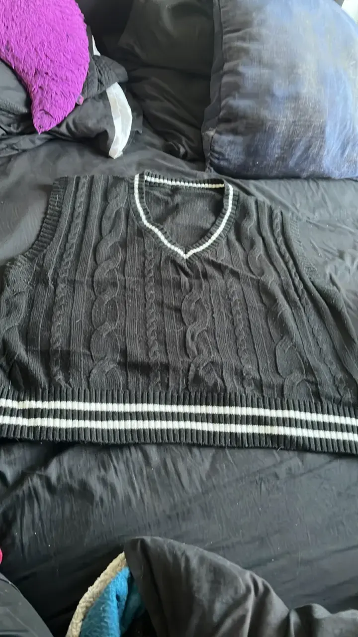 Chaleco sin mangas negro con diseño trenzado - 1