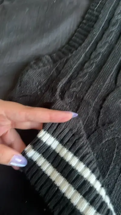 Chaleco sin mangas negro con diseño trenzado - miniatura 3