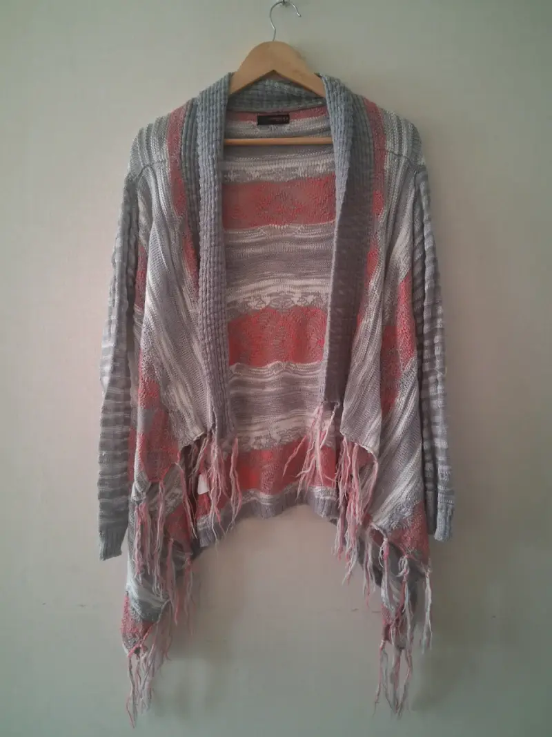Chaleco de punto con flecos gris y rosa - 1