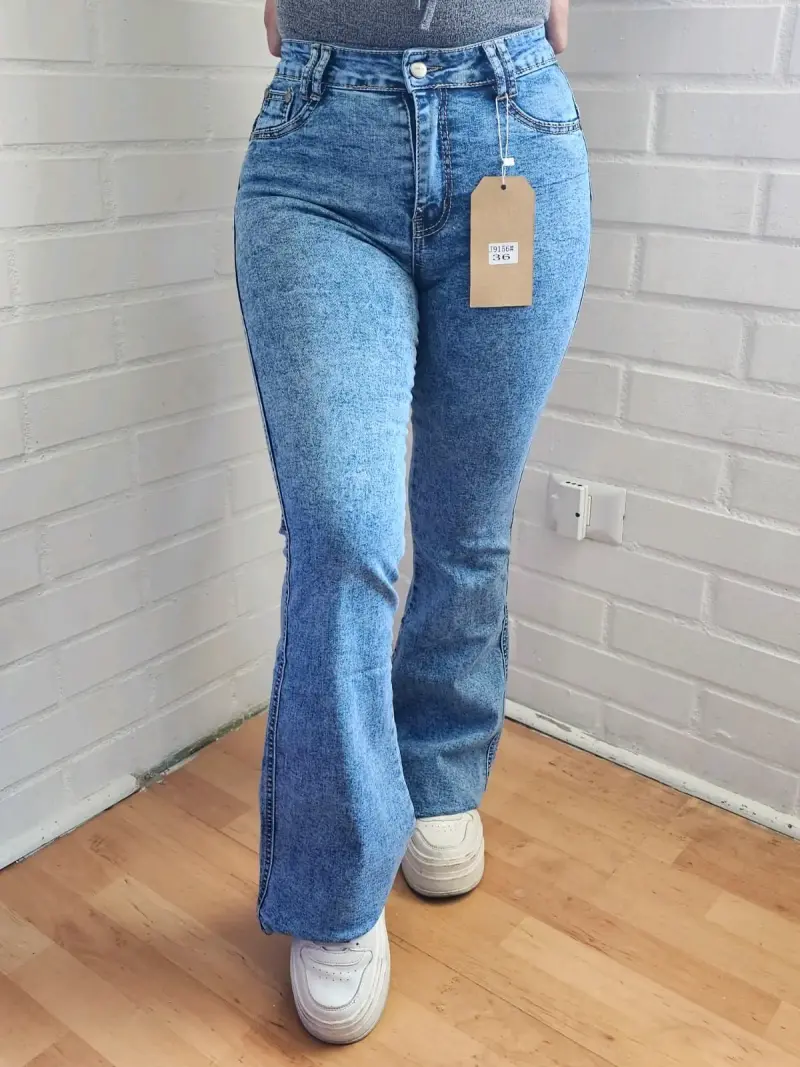 Jeans acampanados azul claro para mujer - 1