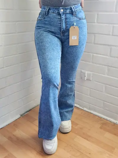 Jeans acampanados azul claro para mujer - miniatura 1