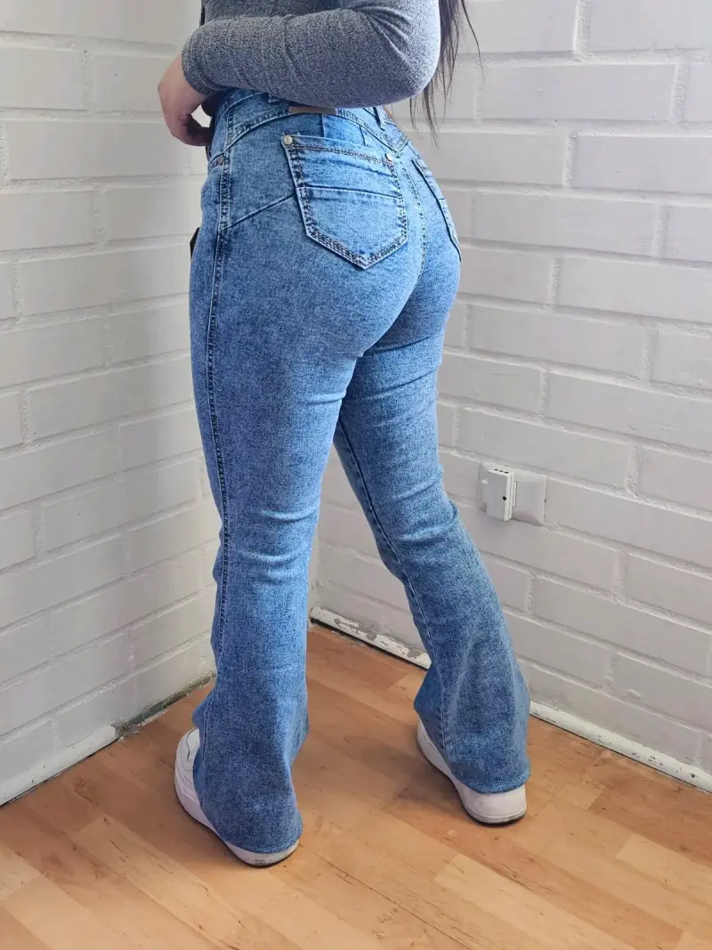 Jeans acampanados azul claro para mujer - 2