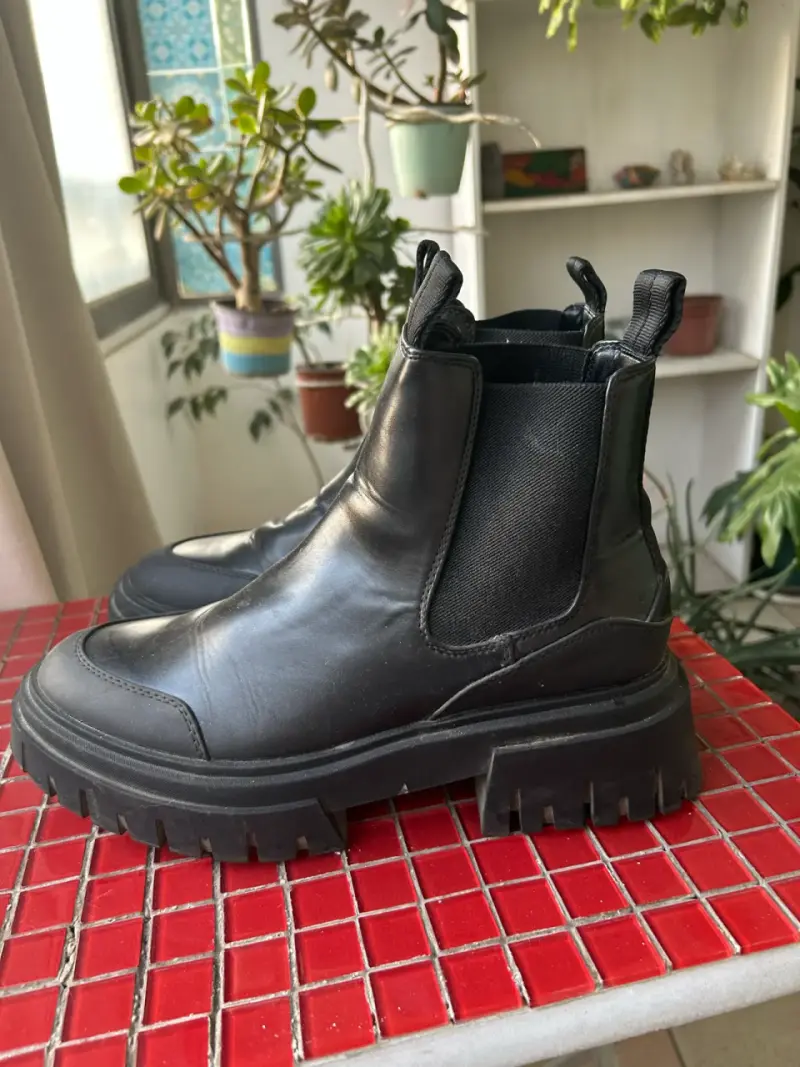 Botines Chelsea de cuero negro Zara - 1