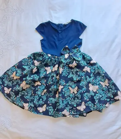 Vestido infantil azul con estampado de mariposas - miniatura 1