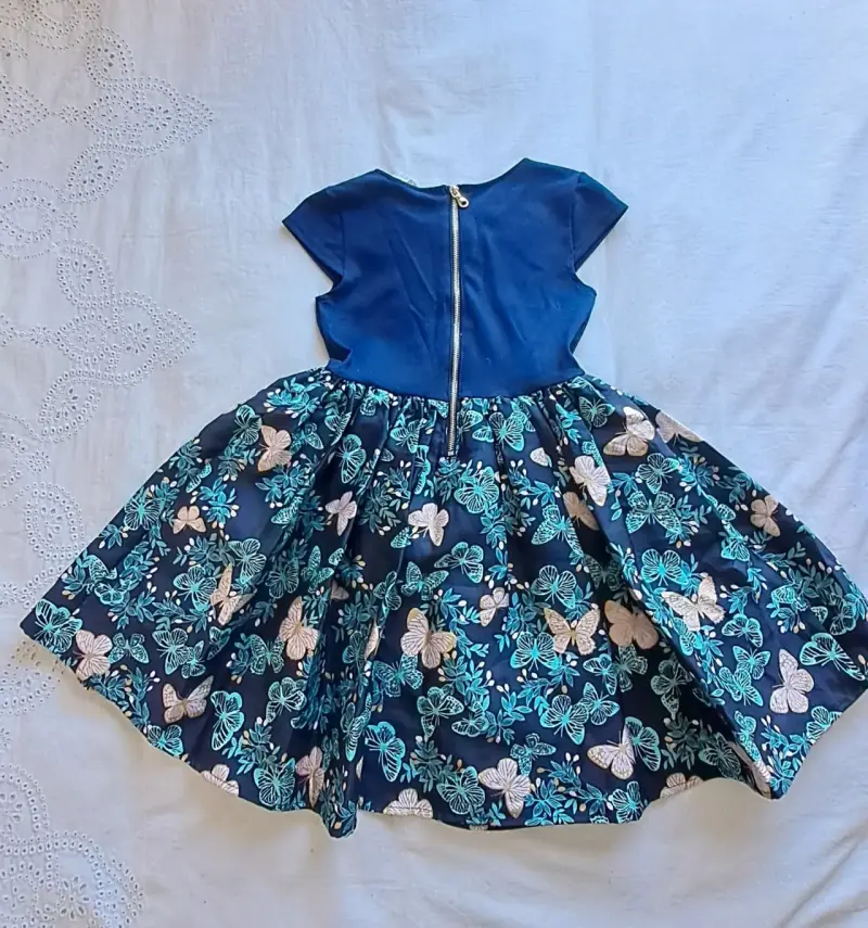 Vestido infantil azul con estampado de mariposas - 2