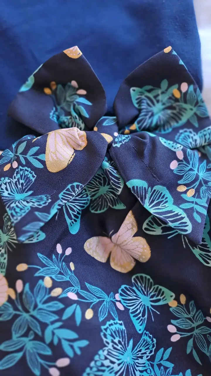 Vestido infantil azul con estampado de mariposas - 3