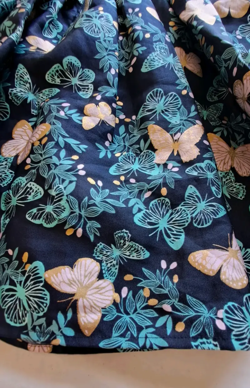 Vestido infantil azul con estampado de mariposas - 4