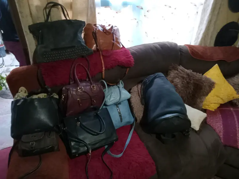 Lote de bolsos y carteras de cuero variados - 2