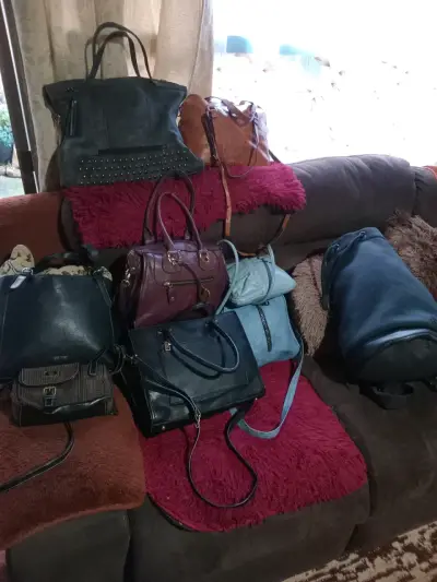 Lote de bolsos y carteras de cuero variados - miniatura 4