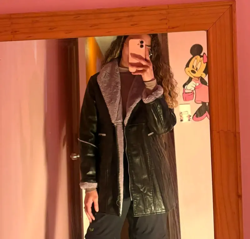 Abrigo de cuero sintético con forro de peluche - 4