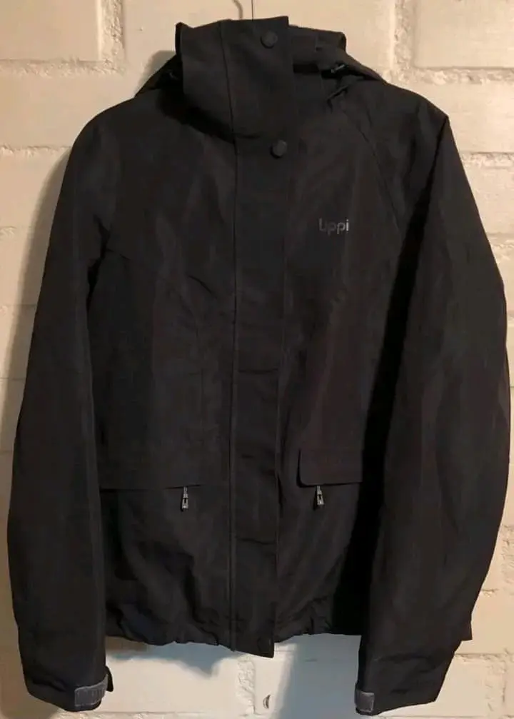 Chaqueta negra impermeable Lippi