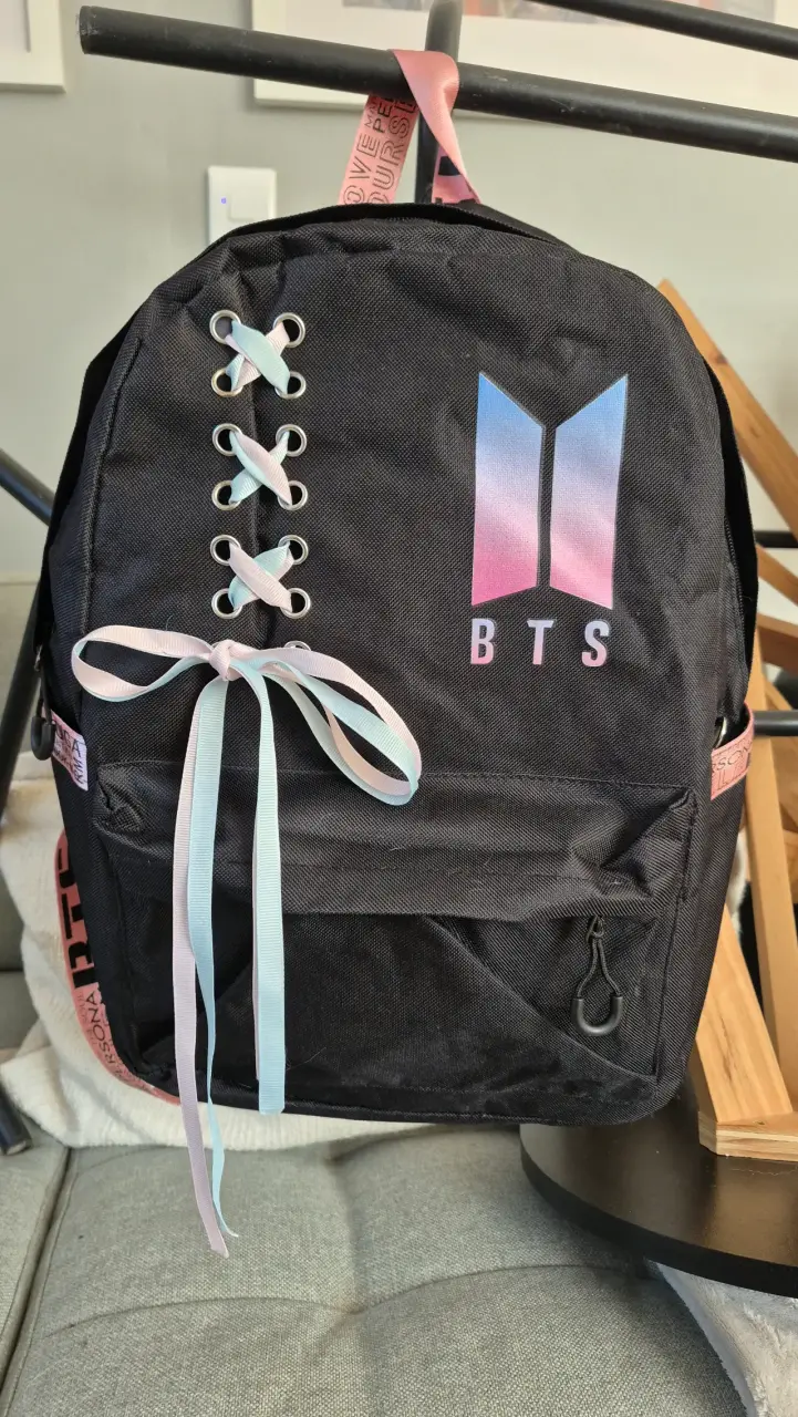 Mochila negra BTS con diseño de cintas - 1