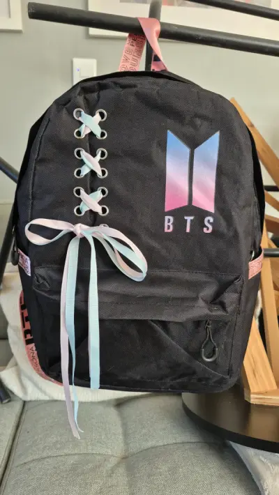 Mochila negra BTS con diseño de cintas - miniatura 1