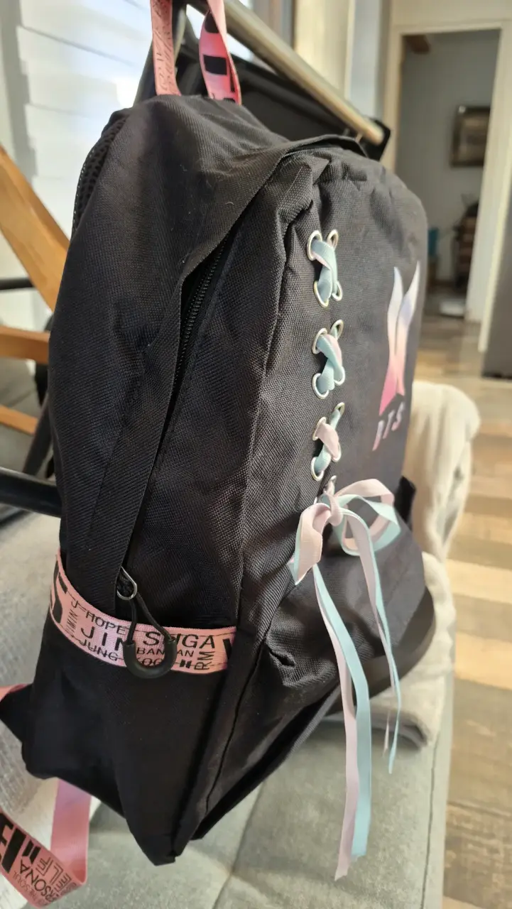 Mochila negra BTS con diseño de cintas - 2