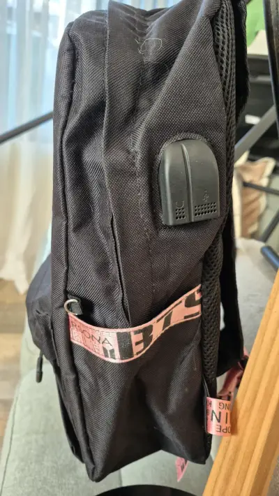 Mochila negra BTS con diseño de cintas - miniatura 3