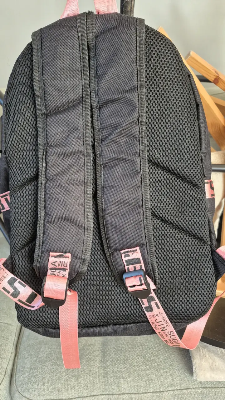 Mochila negra BTS con diseño de cintas - 4