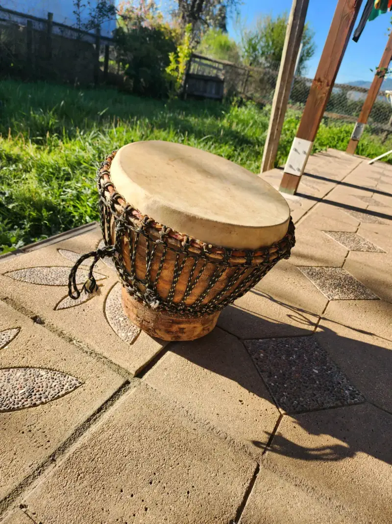 Tambor africano de madera y cuero artesanal - 1