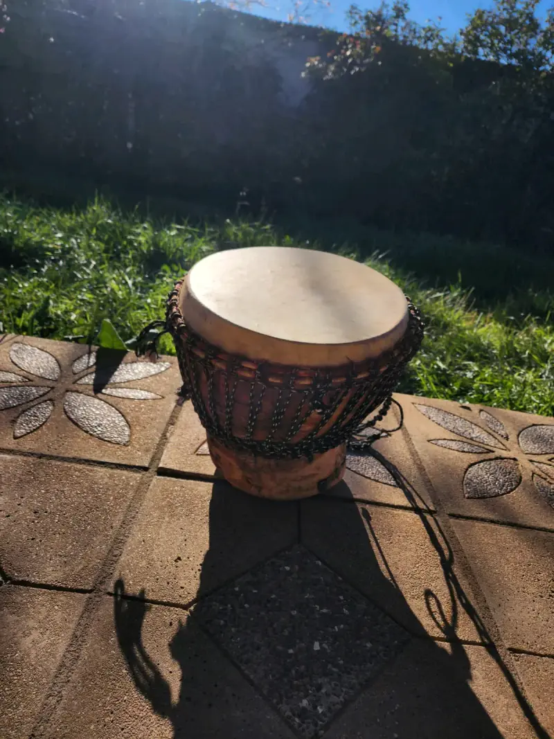 Tambor africano de madera y cuero artesanal - 2