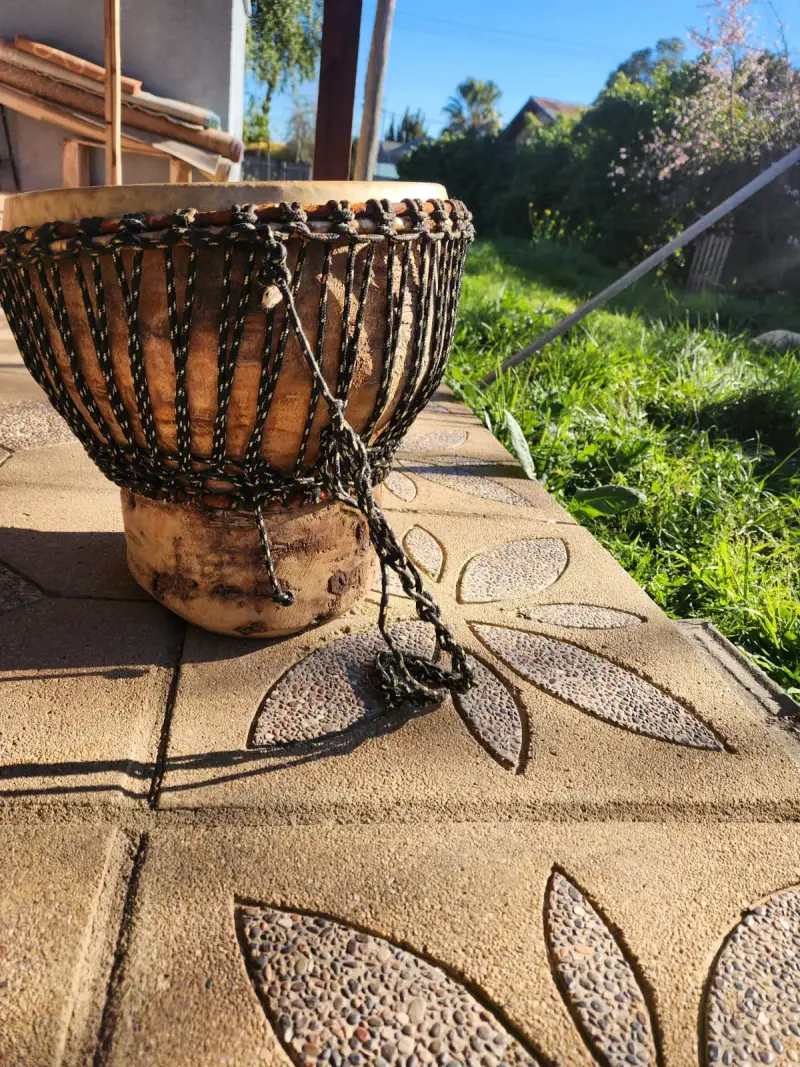 Tambor africano de madera y cuero artesanal - 3