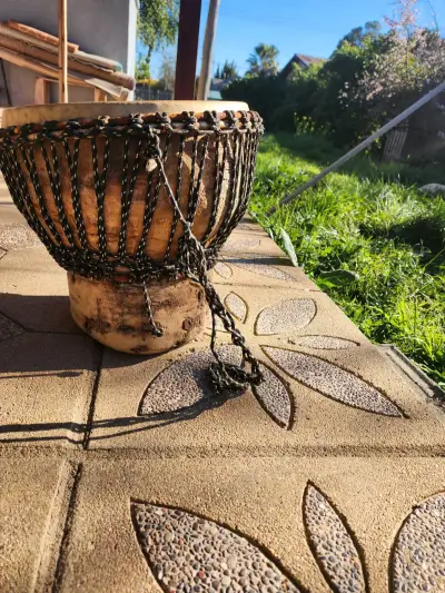 Tambor africano de madera y cuero artesanal - miniatura 3