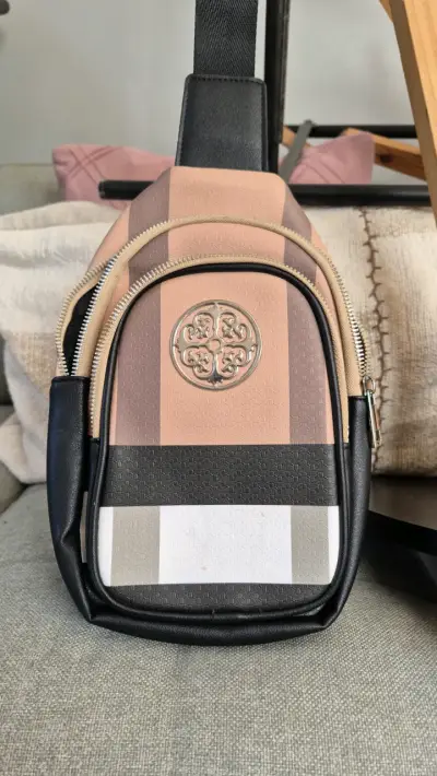Mochila pequeña de diseño elegante - miniatura 1