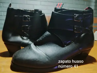 Falda de ecocuero negra con cierre trasero - miniatura 2