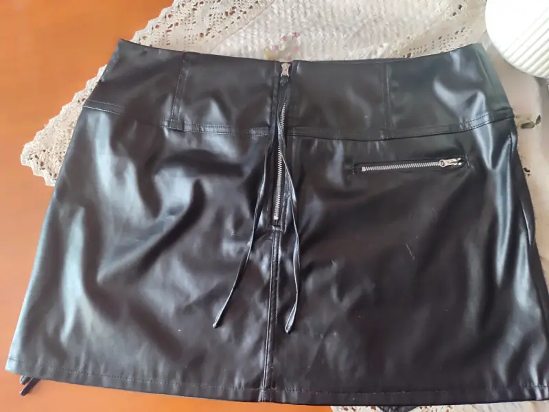 Falda de ecocuero negra con cierre trasero - 4