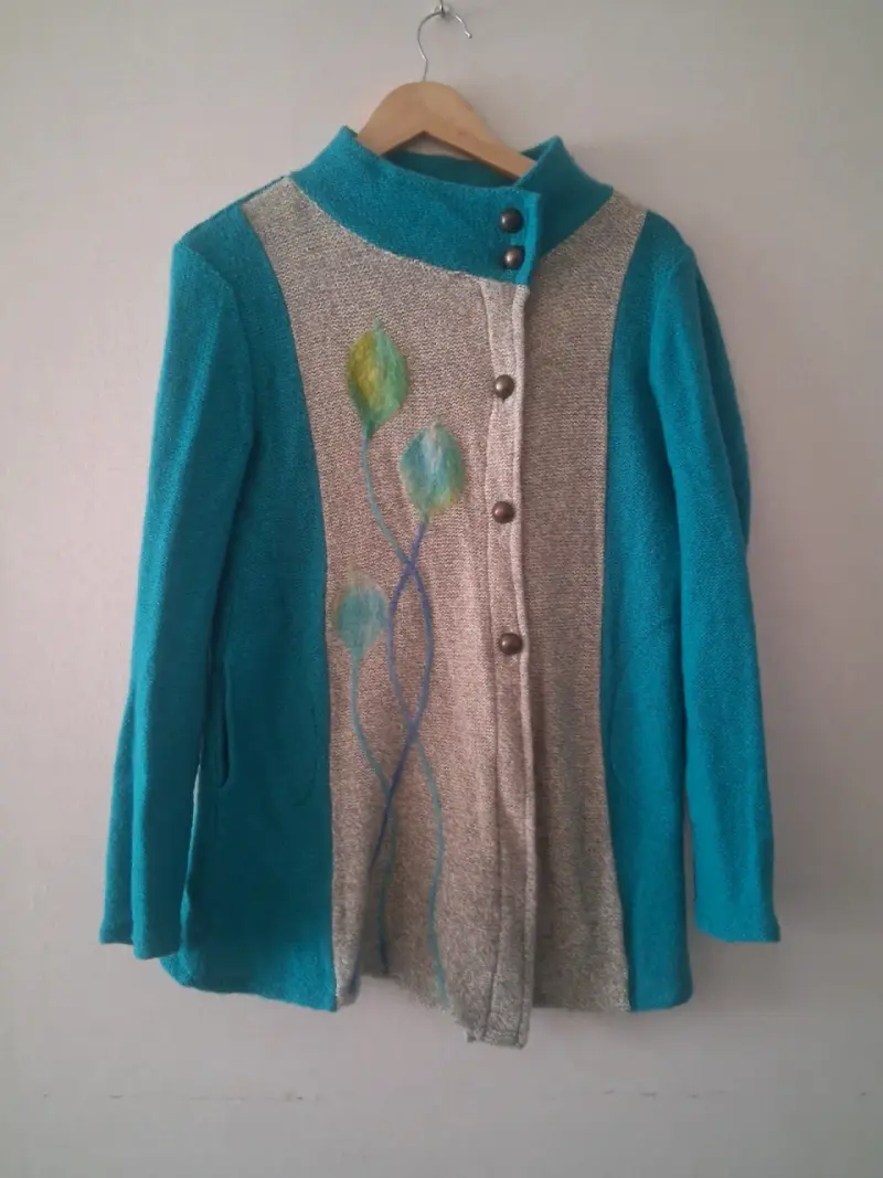 Abrigo de lana azul con diseño floral